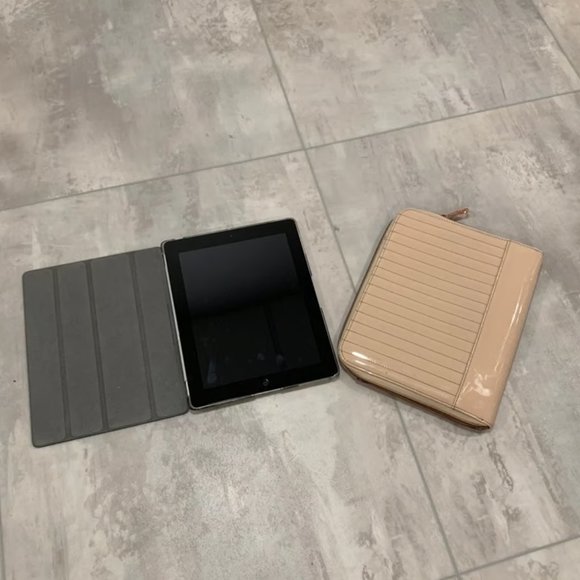 iPad 2nd generation 64 GB with case - Picture 2 of 3